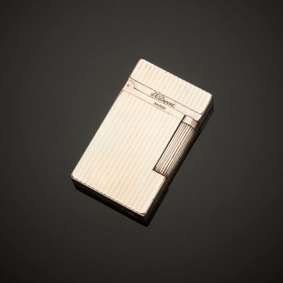DUPONT.
Briquet en métal argenté à rainures,...
