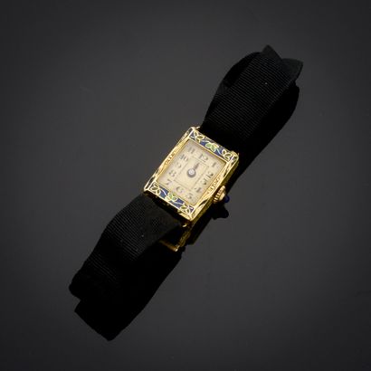 Montre bracelet de femme, le boîtier rectangulaire...