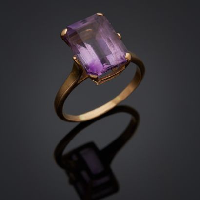 Bague en or jaune 18k sertie d'une améthyste...
