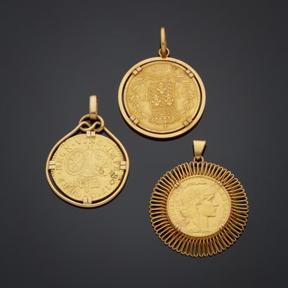 Trois pendentifs en or jaune 18k, chacun...