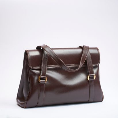GUCCI.
Sac à main en veau box marron à deux...