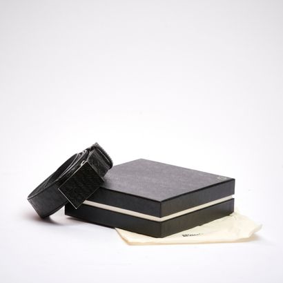 MONTBLANC.
Ceinture en cuir noir marqué à...