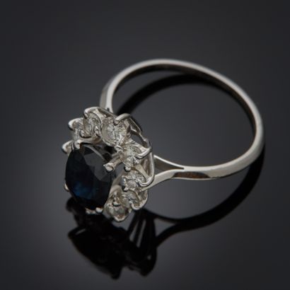 Bague Pompadour en or gris 18k, présentant...