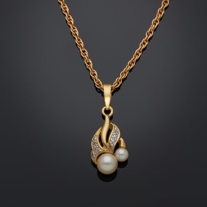 Collier en or jaune 18k composé d'un pendentif...