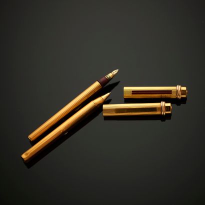 CARTIER.
Parure comprenant : 
- un stylo...