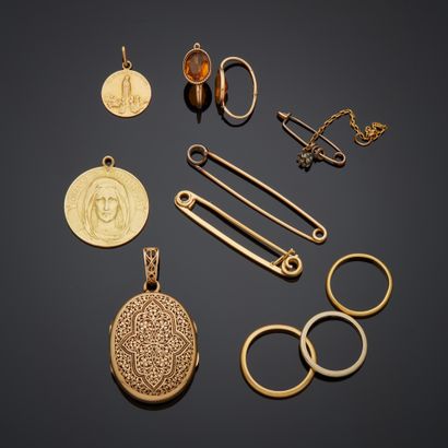 Ensemble d'or jaune 18k composé de : 
- un...