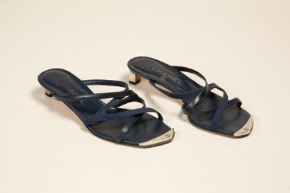 CHANEL - T. : 37,5. 
Paire de sandales en...