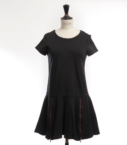 JUNIOR GAULTIER.
Robe noire à volets à fermeture.
T....