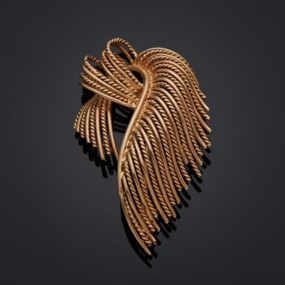 Broche en or jaune 18k formée de fils d'or...