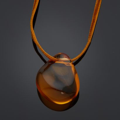 BACCARAT.
Pendentif en cristal orangé bronze...
