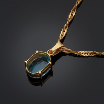 Collier en or jaune 18k composé d'un pendentif...