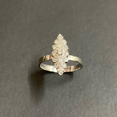 Bague Marquise en or gris 18k sertie de quinze...