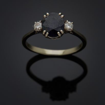 Bague en or gris 18k présentant un saphir...