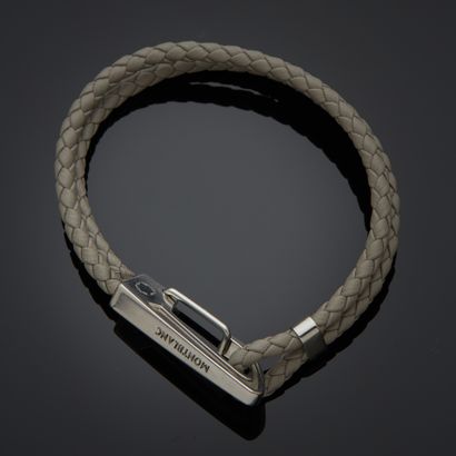 MONTBLANC.
Bracelet en cuir gris tressé,...