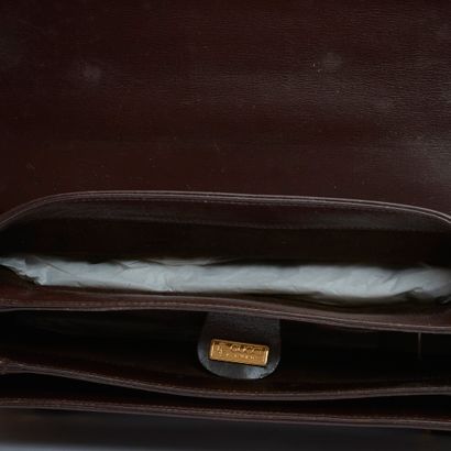 GUCCI.
Sac à main en veau box marron à deux...