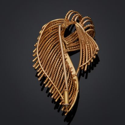 Broche en or jaune 18k formée de fils d'or...