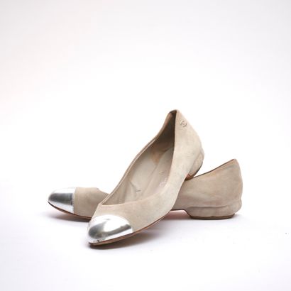 CHANEL. 
Paire de ballerines en cuir et daim...