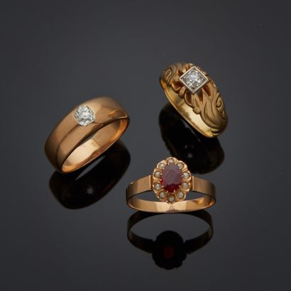 Ensemble de trois bagues en or rose ou jaune...