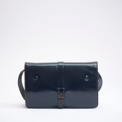 CELINE.
Pochette à bandoulière, trois compartiments...