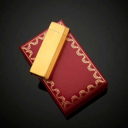 CARTIER.
Briquet en métal plaqué or à rainures.
Haut....