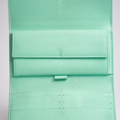 LOUIS VUITTON.
Porte carte, porte monnaie,...