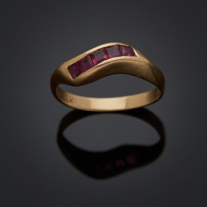 Bague en or jaune 14k, sertie de cinq rubis...