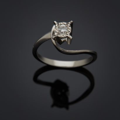 Bague solitaire en or gris 18k sertie d'un...