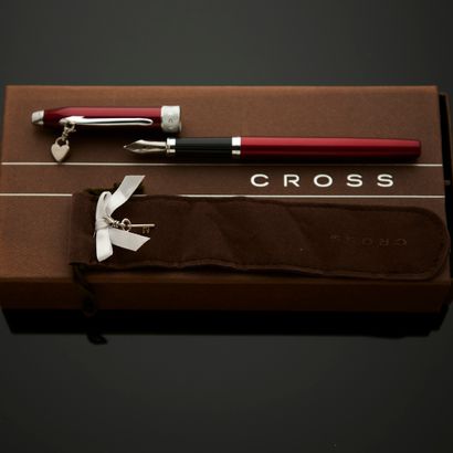 CROSS.
Stylo plume, le corps laqué rouge,...