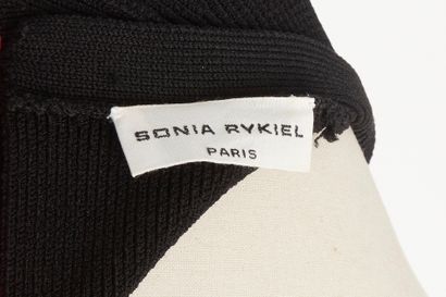 SONIA RYKIEL. 
Pull de couleur rose et noir...