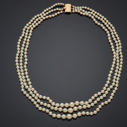 Collier à trois rangs de perles de culture...