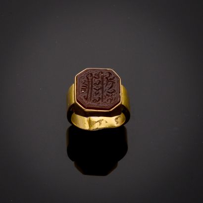 Bague en or jaune 18k présentant un intaille...
