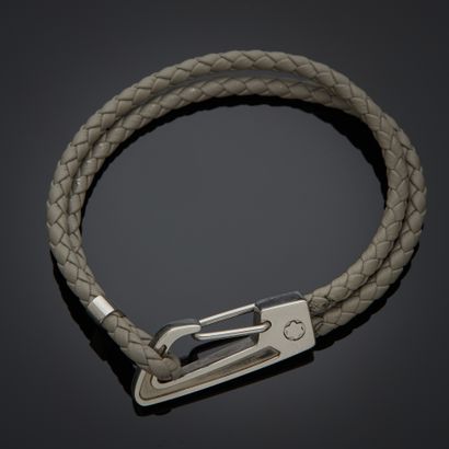 MONTBLANC.
Bracelet en cuir gris tressé,...