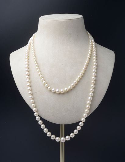 Collier composé de quatre-vingt treize perles...