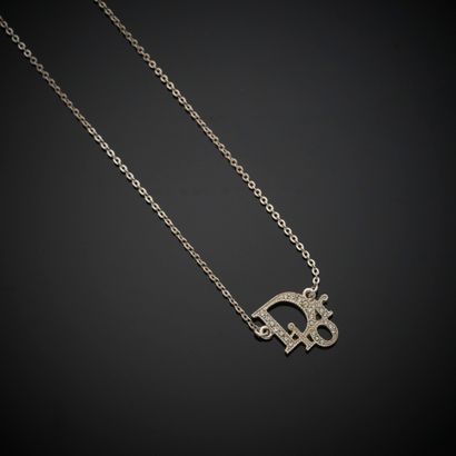 DIOR.
Collier en métal argenté, pendentif...
