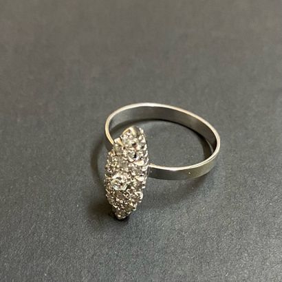 Bague Marquise en or gris 18k sertie de quinze...