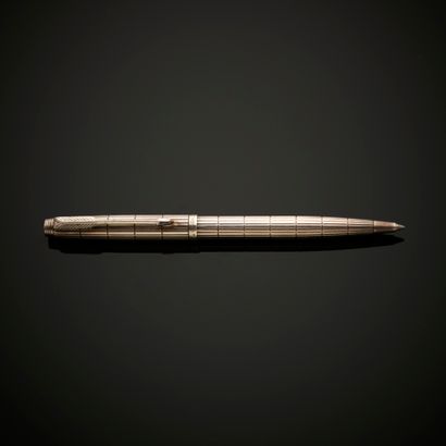 PARKER.
Stylo bille, le corps en argent 925...