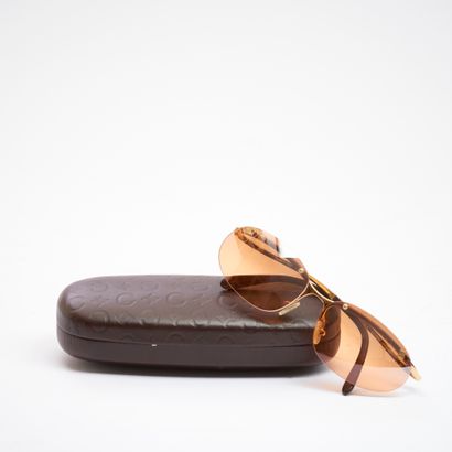 CELINE.
Paire de lunettes de soleil en métal...