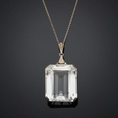 Pendentif en argent 830 millièmes retenant...