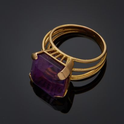 Bague en or jaune 18k, présentant une améthyste...
