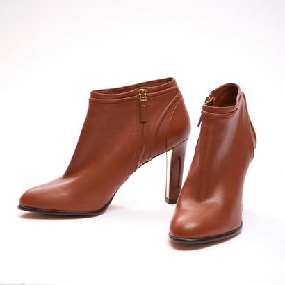 SALVATORE FERRAGAMO.
Paire de bottines à...