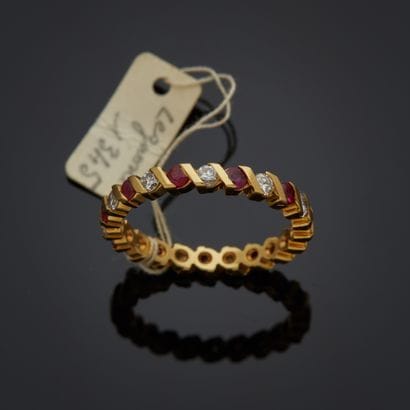 Alliance en or jaune 18k alternée de rubis...