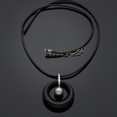BACCARAT.
Pendentif anneau en cristal noir,...