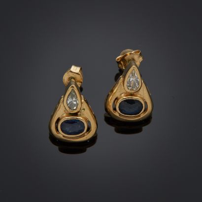 Paire de boutons d'oreille en or jaune 18k...