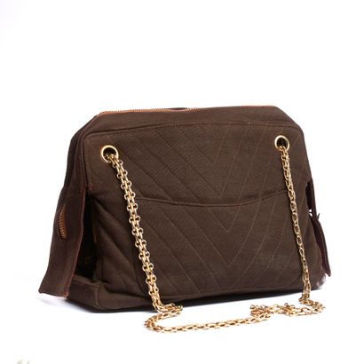 Dans le goût de CHANEL. 
Sac porté épaule,...