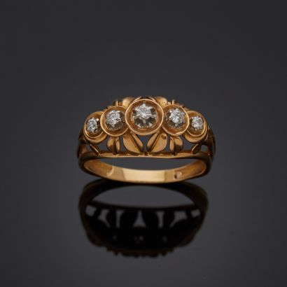 Bague en or jaune 18k sertie de cinq pierres...