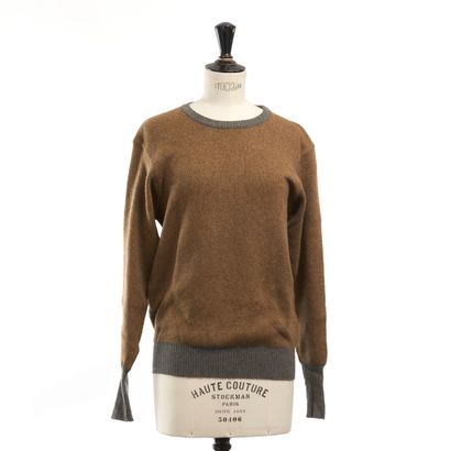HERMES, Paris.
Pull Homme en cachemire marron...