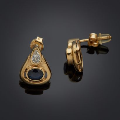 Paire de boutons d'oreille en or jaune 18k...