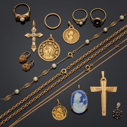 Ensemble de bijoux en or 18k comprenant :
-...