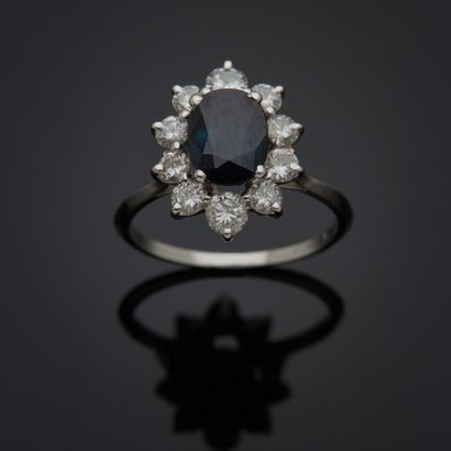 Bague Pompadour en or gris 18k, présentant...