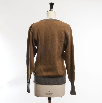 HERMES, Paris.
Pull Homme en cachemire marron...
